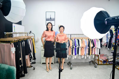 她在鄭州曾靠服裝批發(fā)一天凈賺10萬,如今轉戰(zhàn)直播帶貨,9個月增粉17萬