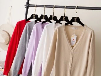 圖 低價(jià)處理庫存工廠跳樓貨北京便宜男女裝棉服10元四季服裝批發(fā) 北京服裝 鞋帽 箱包