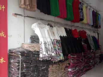 成都服裝、鞋帽、箱包跳樓貨低價批發指南 庫存尾貨助力擺攤開店